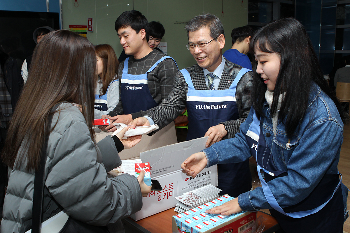 영남대 김진삼 총장 직무대행과 교수, 총학생회 학생들이 기말시험 첫 날 아침, 간식을 나눠주고 있다..jpg