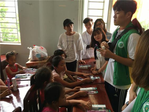 영남대 새마을국제개발학과 학생들이 베트남 반히엔대 학생들과 함께 글로벌 나눔 프로그램에 참가했다-초등학교 교육 봉사 활동 모습.jpg