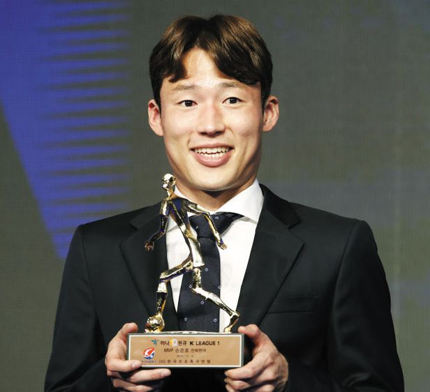 5일 K리그 2019-2021시즌 MVP(최우수선수)에 선정된 손준호가 트로피를 들고 환하게 웃고 있다.(연합뉴스).jpg