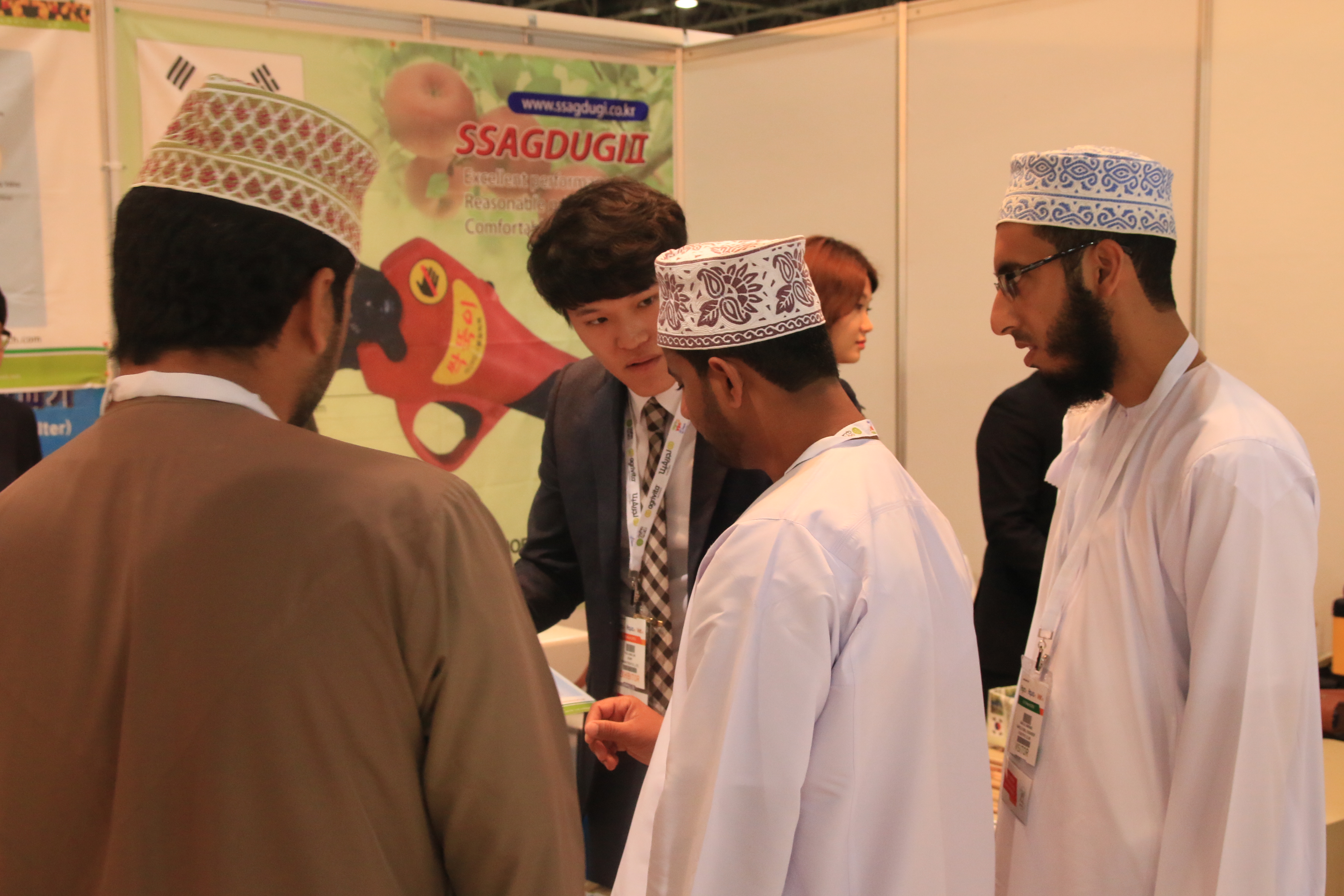 영남대 GTEP사업단 학생들이 ‘2016 두바이 농업 전시회(AgraME 2016)’에 참가해 지역 기업을 도와 바이어 상담을 하고 있다. 3.jpg