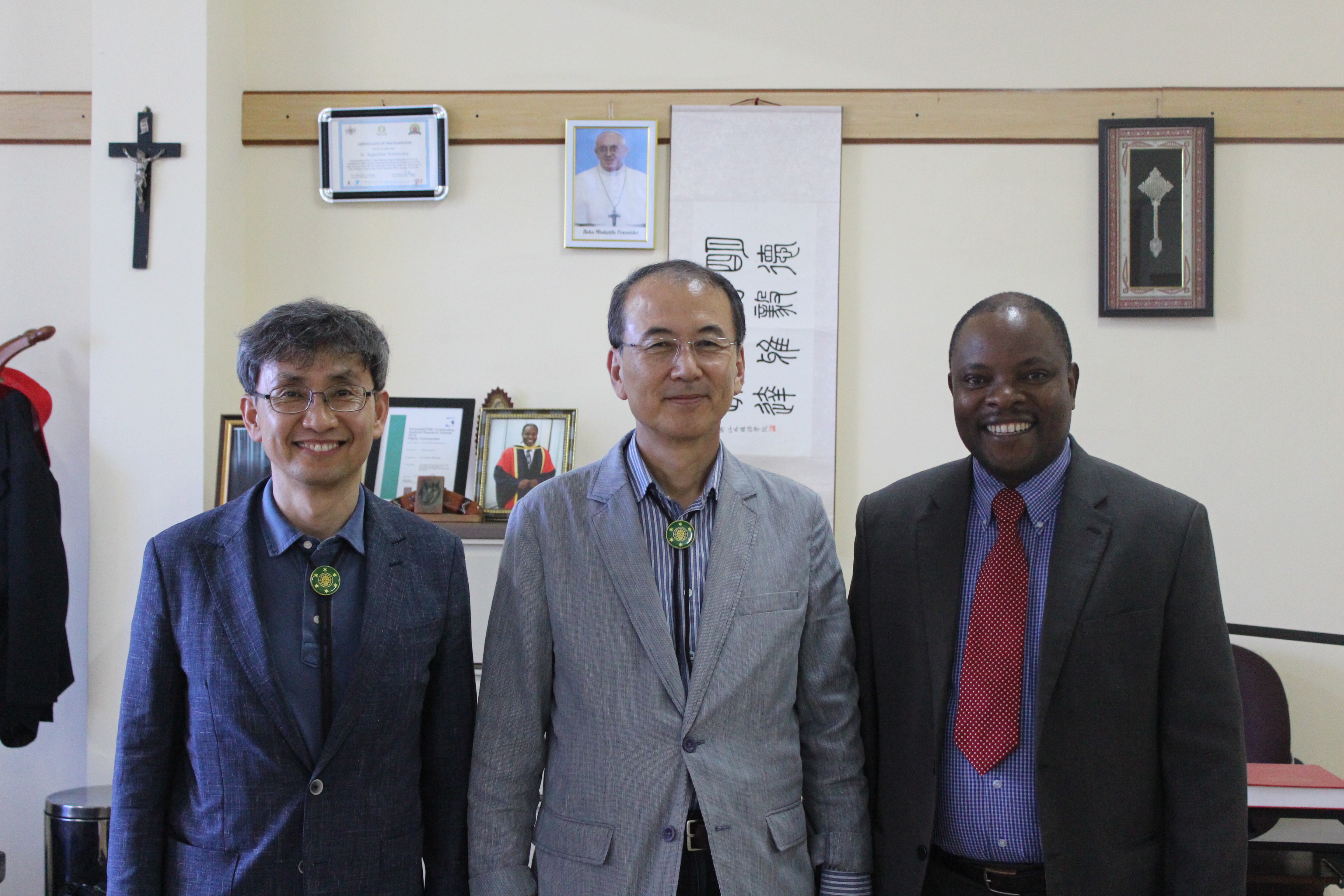 최외출 영남대 국제개발협력원장 일행이 탄자니아 세인트 오거스틴대학교 므캄와 총장을 만나 새마을개발 분야 교육 및 연구 협력 방안에 대해 논의했다..jpg