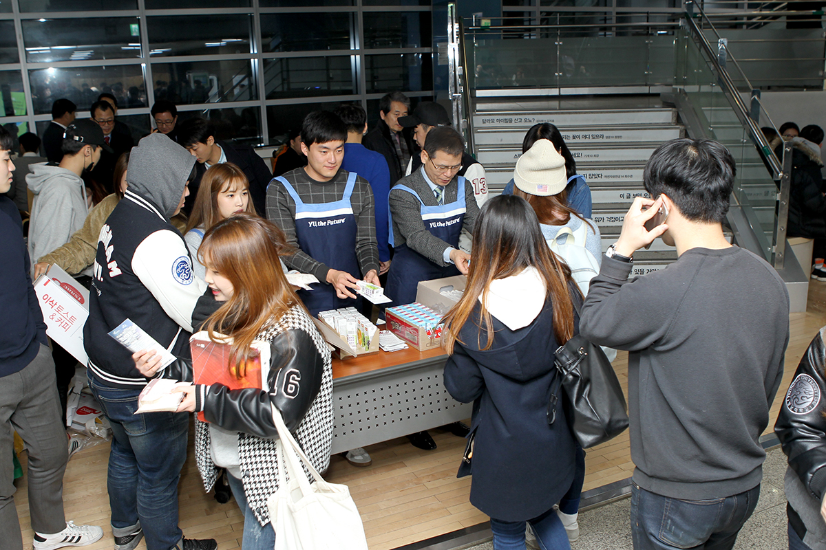 영남대 김진삼 총장 직무대행과 교수, 총학생회 학생들이 기말시험 첫 날 아침, 간식을 나눠주고 있다. 2.jpg