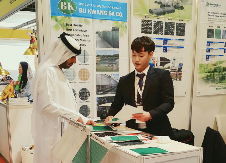 영남대 GTEP사업단 학생들이 ‘2016 두바이 농업 전시회(AgraME 2016)’에 참가해 지역 기업을 도와 바이어 상담을 하고 있다..jpg